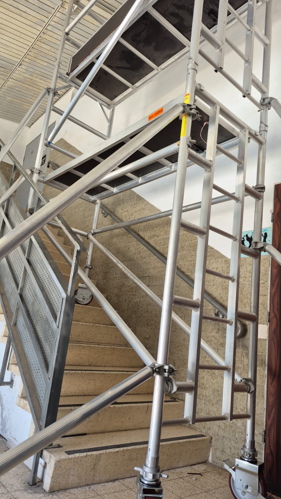 פיגום אלומיניום נייד צר – תמונה 3