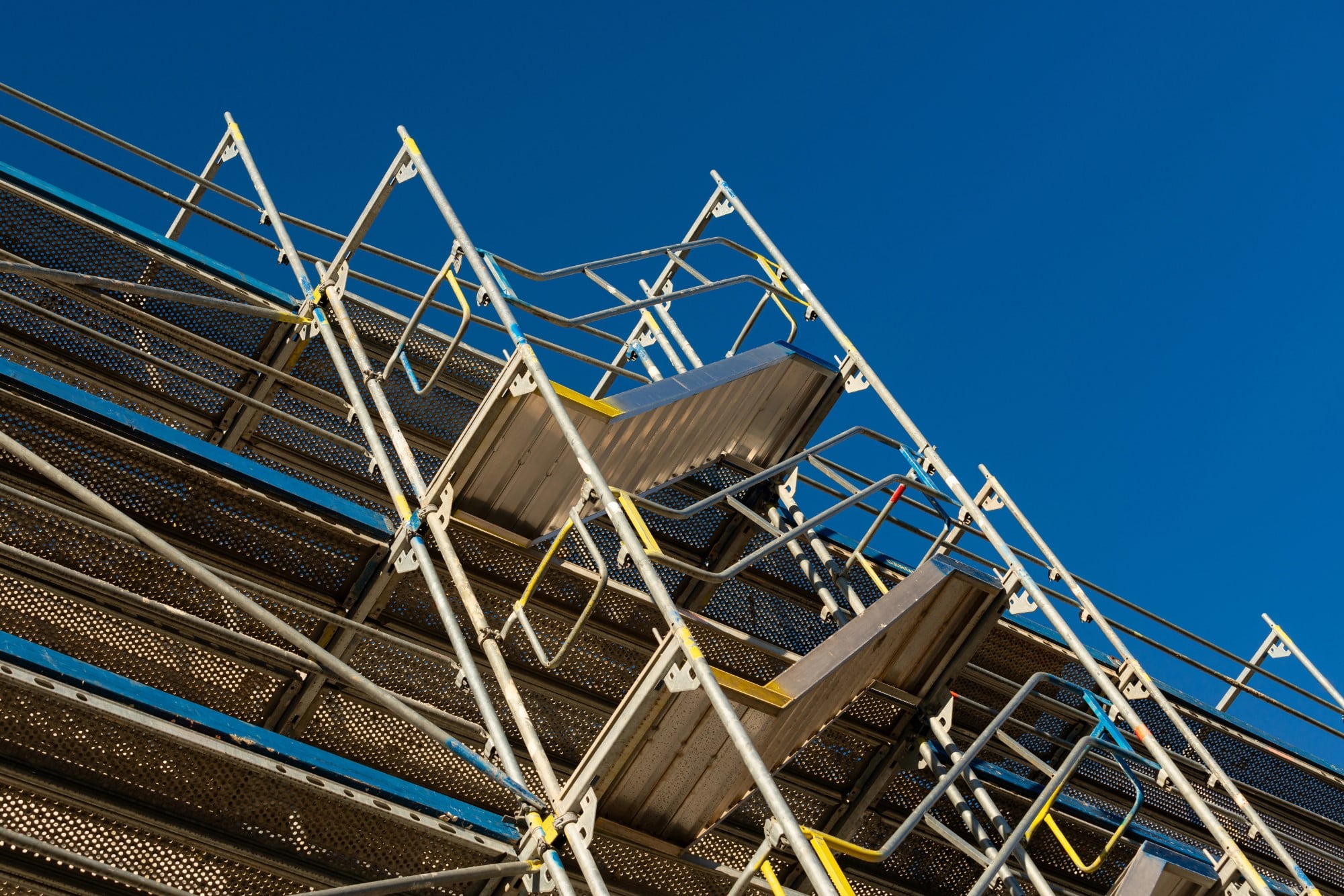 איך לבחור בין פיגום נייד לפיגום קבוע