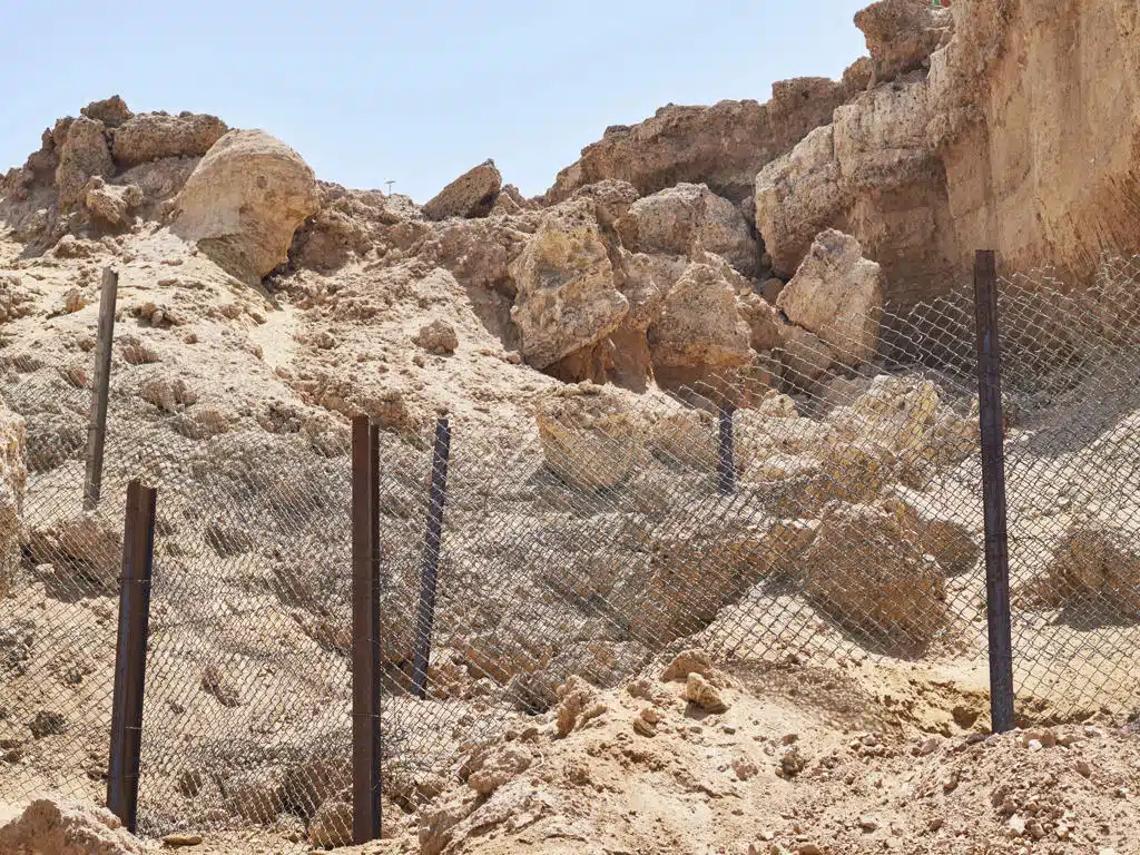 פתרונות גידור ופיגומים לתנאי שטח קיצוניים